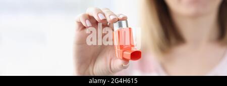 Frau hält einen Asthmainhalator in der Hand Stockfoto
