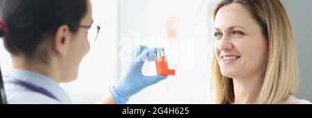 Frau hält einen Asthmainhalator in der Hand Stockfoto