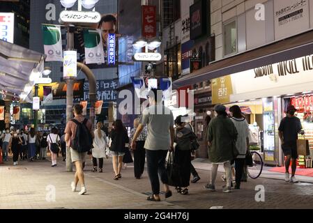 Tokio, Japan. Juni 2021. Am Montag, den 21. Juni 2021, spazieren Menschen im Tokioter Distrikt Shibuya durch das Trinkgebiet, da in Tokio eine Notstandserklärung für COVID-19 entfernt wurde. Quelle: Yoshio Tsunoda/AFLO/Alamy Live News Stockfoto