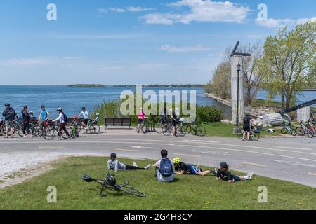 Lachine, CA - 15. Mai 2021: Die Menschen genießen den Blick auf den See Saint Louis vom René Lévesque Park Stockfoto