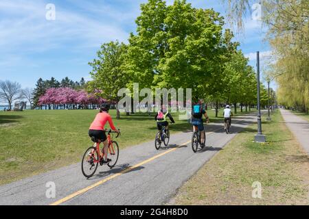 Lachine, CA - 15. Mai 2021: Fahrradfahren auf dem Radweg des René Lévesque Parks Stockfoto