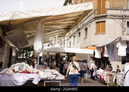 CREMONA, ITALIEN - 19. Juni 2021: Cremona, Lombardei, Italien - 18. juni 2021 der erste Staruday des Straßenmarktes ist überfüllt, da die Lombardei weiß ist wie Covid-1 Stockfoto