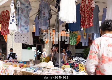 CREMONA, ITALIEN - 19. Juni 2021: Cremona, Lombardei, Italien - 18. juni 2021 der erste Staruday des Straßenmarktes ist überfüllt, da die Lombardei weiß ist wie Covid-1 Stockfoto