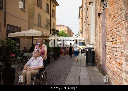 CREMONA, ITALIEN - 19. Juni 2021: Cremona, Lombardei, Italien - 18. juni 2021 der erste Staruday des Straßenmarktes ist überfüllt, da die Lombardei weiß ist wie Covid-1 Stockfoto