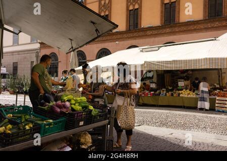 CREMONA, ITALIEN - 19. Juni 2021: Cremona, Lombardei, Italien - 18. juni 2021 der erste Staruday des Straßenmarktes ist überfüllt, da die Lombardei weiß ist wie Covid-1 Stockfoto