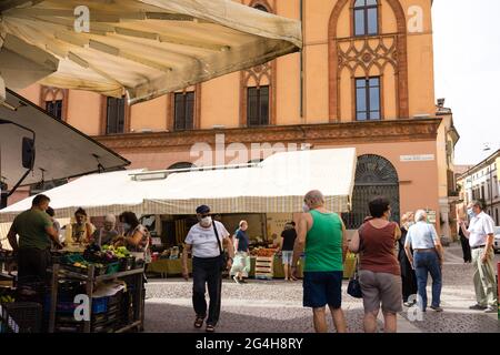 CREMONA, ITALIEN - 19. Juni 2021: Cremona, Lombardei, Italien - 18. juni 2021 der erste Staruday des Straßenmarktes ist überfüllt, da die Lombardei weiß ist wie Covid-1 Stockfoto