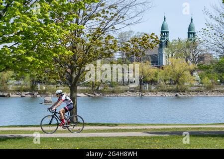 Lachine, CA - 15. Mai 2021: Fahrradfahren auf dem Radweg des René Lévesque Parks Stockfoto