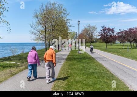 Lachine, CA - 15. Mai 2021: Menschen zu Fuß im René Lévesque Park Stockfoto