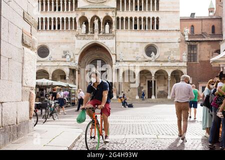 CREMONA, ITALIEN - 19. Juni 2021: Cremona, Lombardei, Italien - 18. juni 2021 der erste Staruday des Straßenmarktes ist überfüllt, da die Lombardei weiß ist wie Covid-1 Stockfoto