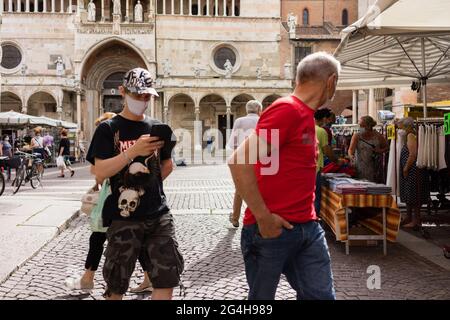 CREMONA, ITALIEN - 19. Juni 2021: Cremona, Lombardei, Italien - 18. juni 2021 der erste Staruday des Straßenmarktes ist überfüllt, da die Lombardei weiß ist wie Covid-1 Stockfoto
