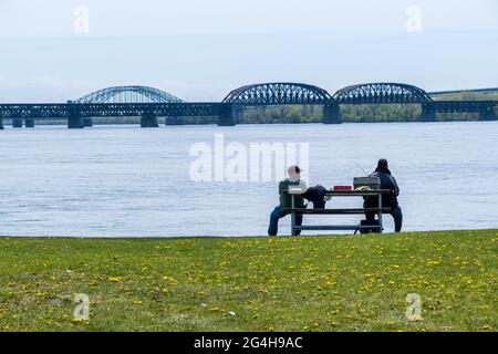 Lachine, CA - 15. Mai 2021: Menschen fischen im Saint-Lawrence-Fluss im René Lévesque Park Stockfoto