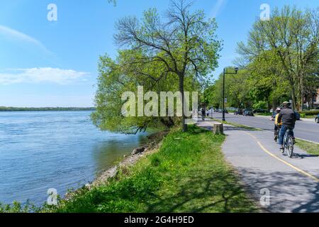 Lachine, CA - 15. Mai 2021: Menschen Radfahren auf Lachine Radweg Stockfoto