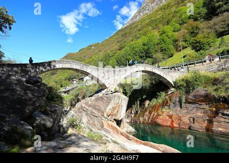 Lavertezzo, Schweiz - 28. September 2020: Besuch der alten Steinbrücke in Lavertezzo an einem sonnigen Tag im September. Stockfoto