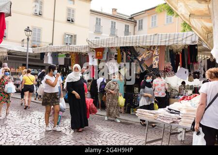 CREMONA, ITALIEN - 19. Juni 2021: Cremona, Lombardei, Italien - 18. juni 2021 der erste Staruday des Straßenmarktes ist überfüllt, da die Lombardei weiß ist wie Covid-1 Stockfoto
