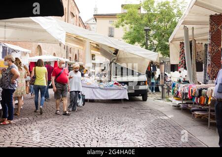 CREMONA, ITALIEN - 19. Juni 2021: Cremona, Lombardei, Italien - 18. juni 2021 der erste Staruday des Straßenmarktes ist überfüllt, da die Lombardei weiß ist wie Covid-1 Stockfoto