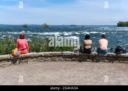 Lachine, CA - 15. Mai 2021: Besucher des Parc des Rapides, um die Stromschnellen von Lachine am Saint-lawrence-Fluss zu sehen. Stockfoto