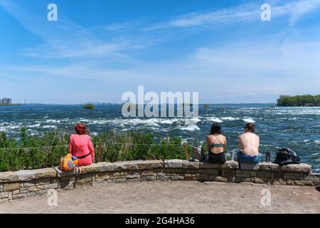 Lachine, CA - 15. Mai 2021: Besucher des Parc des Rapides, um die Stromschnellen von Lachine am Saint-lawrence-Fluss zu sehen. Stockfoto