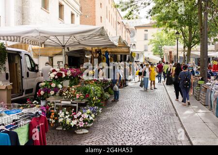 CREMONA, ITALIEN - 19. Juni 2021: Cremona, Lombardei, Italien - 18. juni 2021 der erste Staruday des Straßenmarktes ist überfüllt, da die Lombardei weiß ist wie Covid-1 Stockfoto