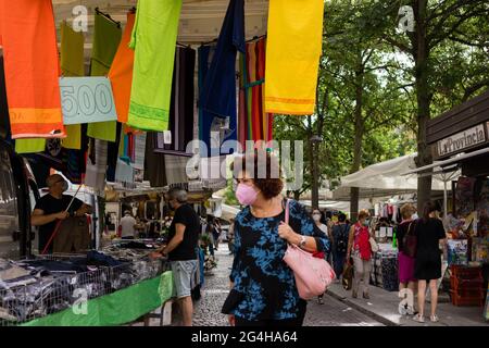 CREMONA, ITALIEN - 19. Juni 2021: Cremona, Lombardei, Italien - 18. juni 2021 der erste Staruday des Straßenmarktes ist überfüllt, da die Lombardei weiß ist wie Covid-1 Stockfoto