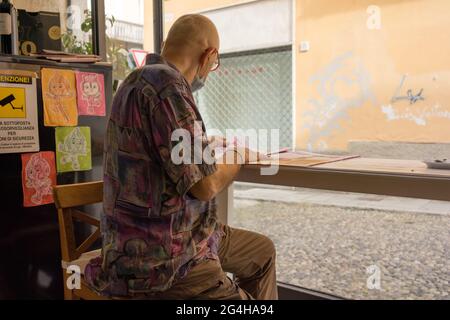 CREMONA, ITALIEN - 19. Juni 2021: Cremona, Lombardei, Italien - 18. juni 2021 der erste Staruday des Straßenmarktes ist überfüllt, da die Lombardei weiß ist wie Covid-1 Stockfoto
