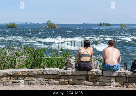 Lachine, CA - 15. Mai 2021: Besucher des Parc des Rapides, um die Stromschnellen von Lachine am Saint-lawrence-Fluss zu sehen. Stockfoto