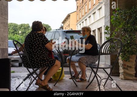 CREMONA, ITALIEN - 19. Juni 2021: Cremona, Lombardei, Italien - 18. juni 2021 der erste Staruday des Straßenmarktes ist überfüllt, da die Lombardei weiß ist wie Covid-1 Stockfoto