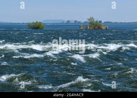 Lachine, CA - 15. Mai 2021: Lachine-Stromschnellen am Saint-lawrence-Fluss. Stockfoto