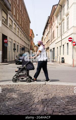 CREMONA, ITALIEN - 19. Juni 2021: Cremona, Lombardei, Italien - 18. juni 2021 der erste Staruday des Straßenmarktes ist überfüllt, da die Lombardei weiß ist wie Covid-1 Stockfoto
