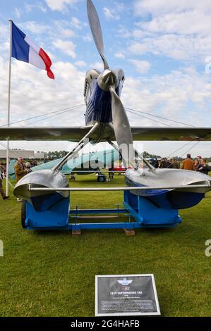 Supermarine S.6A N248 und Supermarine Spitfire Prototyp-Nachbildung auf der Goodwood Revival Vintage-Veranstaltung, West Sussex, Großbritannien. Schneider Trophy Stockfoto