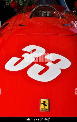 Classic Red 1959 Ferrari 246 Dino Rennwagen beim Goodwood Revival Vintage Event 2011, West Sussex, Großbritannien. Nummer 33. Fuhr in der Richmond Trophy Stockfoto