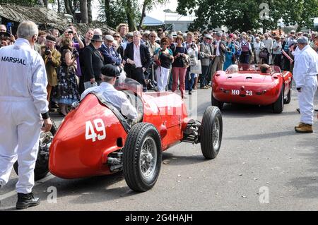 Besuch der Öffentlichkeit beim Goodwood Revival Vintage Event 2011, West Sussex, Großbritannien, und Beobachtung von Oldtimern auf dem Weg zum Versammlungsbereich Stockfoto