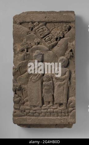 . Diese Paneele bildeten einst einen Teil einer durchgehenden dekorativen Grenze (Fries) am Fuß des Tempels. Auf beiden Fragmenten werden menschliche Figuren gezeigt, die durch eine hügelige, bewaldete Landschaft wandern. Es ist nicht sicher, welche Geschichte sie darstellen, obwohl es sich wahrscheinlich um Szenen aus einem alten javanischen Gedicht handelt. Die beiden Quadrate oben links stellen Ansichten von ummauerten Gehäusen aus der Vogelperspektive dar. Stockfoto