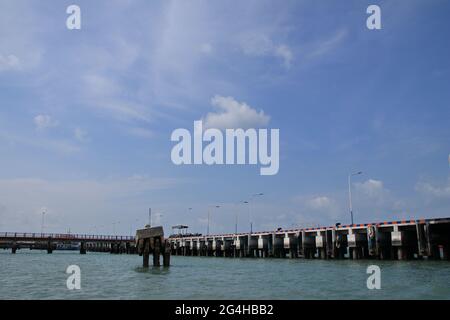 BATAM, INDONESIEN - 06. Aug 2019: Sri Bintan Pura Port, Fährterminal-Brücke, die Passagiere befördert, Tanjung Pinang, Riau Island, Indonesien, 6. August Stockfoto