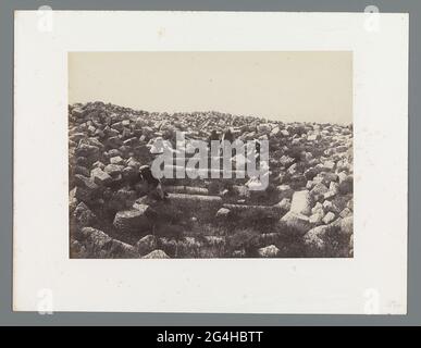 Aufsteigender Jebel Musa im südlichen Sinai, Ägypten. Der Bibel zufolge befindet sich der Berg Sinai, auf dem Gott Mose die Gesetzentafeln gab, in dieser zerklüfteten Landschaft auf der Sinai-Halbinsel. Auf dem Foto ruhen die Männer, während der Marineoffizier Vignes seine Kamera aufstellt, um die heilige Stätte und die Reisenden zu fotografieren. Ihre Tour führte sie von Beirut bis zum Toten Meer und darüber hinaus. Die Fotografien waren für eine Publikation über die Region gedacht. Stockfoto