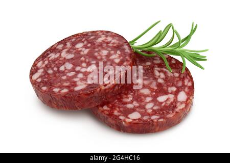 Geräucherte Wurst Salami Scheiben isoliert auf weißem Hintergrund mit Clipping Pfad und volle Schärfentiefe Stockfoto