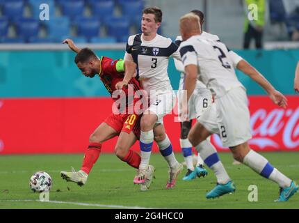 St. Petersburg, Russland. Juni 2021. Fußball: Europameisterschaft, Finnland - Belgien, Vorrunde, Gruppe B, Spieltag 3 im St. Petersburg Stadium. Die belgische Eden Hazard gegen die finnischen Daniel O'Shaughnessy, Glen Kamara und Paulus Arajuuri (l-r). Quelle: Igor Russak/dpa/Alamy Live News Stockfoto