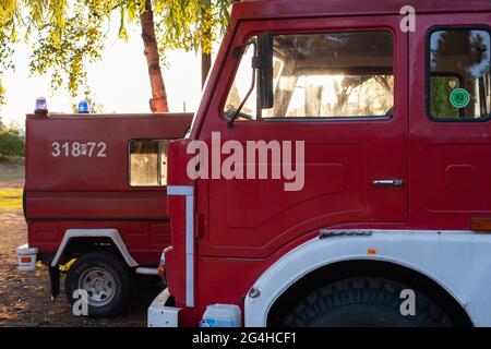 POZNAN, POLEN - 16. Jun 2021: Straz pozarna - Zeichen polnische Feuerwehrleute auf dem Fahrzeug. POLNISCH Stockfoto