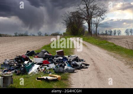 LESZNO, POLEN - 03. Mai 2021: Mülldeponie-Konzept , Müllhaufen , Mülldeponie , nicht im Müll vermüllt , die Natur zerstören Stockfoto