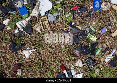 LESZNO, POLEN - 03. Mai 2021: Illegale Mülldeponie auf Feldern, auf der Straße. Altelektronik und Kunststoff Stockfoto