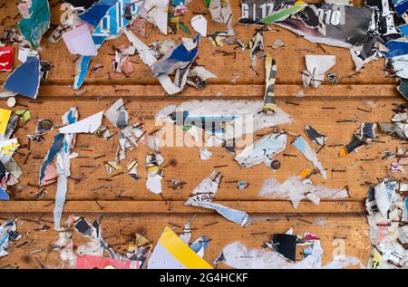 Alte verwitterte Sperrholz-Plakatwand mit vielen Papierfetzen Stockfoto