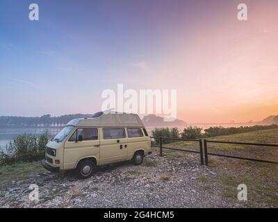 Entspannt in einem alten Wohnmobil-Bus auf dem Po-Fluss aufwachen Stockfoto