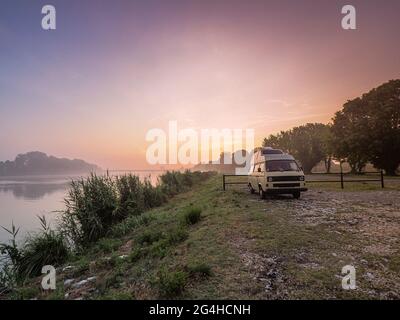 Entspannt in einem alten Wohnmobil-Bus auf dem Po-Fluss aufwachen Stockfoto