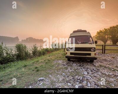 Entspannt in einem alten Wohnmobil-Bus auf dem Po-Fluss aufwachen Stockfoto