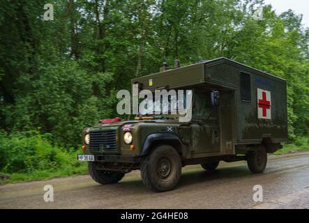 Eine britische Armee Defender 130 Battle Field Ambulance in Aktion bei einer militärischen Übung, Wiltshire UK Stockfoto