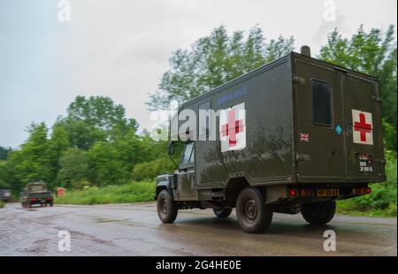 Eine britische Armee Defender 130 Battle Field Ambulance in Aktion bei einer militärischen Übung, Wiltshire UK Stockfoto