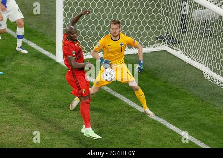 Der Belgier Romelu Lukaku und der finnische Torwart Lukas Hradecky kämpfen während eines Fußballspiels zwischen Finnland und den belgischen Roten Teufel, dem Th, um den Ball Stockfoto