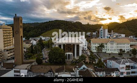 Luftaufnahme der Pfarrkirche von blumenau Santa Catarina Stockfoto