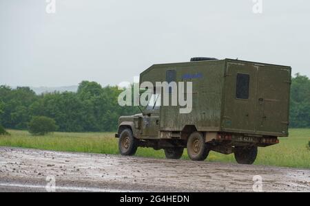 Eine britische Armee Defender 130 Battle Field Ambulance in Aktion bei einer militärischen Übung, Wiltshire UK Stockfoto