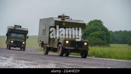 British Army Defender 130 Battle Field Ambulances in Aktion bei einer militärischen Übung, Wiltshire UK Stockfoto