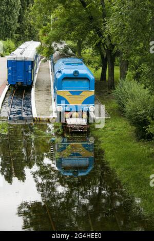 Öffentlicher Park, der von Regen durchnässt ist. Wasser protokolliert Park.Wet Bänke. Park gefüllt mit Wasser nach Regen.leeren Park nach starkem Regen. Stockfoto